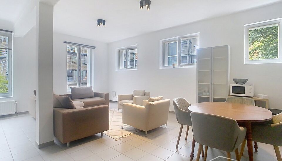 Instapklaar hoekappartement met zonne dakterras op toplocatie aan UA. Ideaal voor starters of investeerders
In dit verzorgde gebouw, aan de rustige achterzijde op de eerste verdieping, bevindt zich dit charmante hoekappartement.
Via de beveiligde inkomdeu