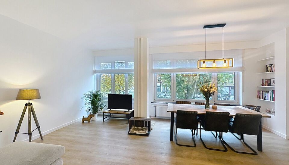 Ontdek dit prachtig gerenoveerde appartement op de eerste verdieping van een goed onderhouden gebouw vlakbij Wilrijk.
De ruime inkomhal biedt directe toegang tot alle vertrekken en creëert meteen een gevoel van ruimte en comfort.

Dankzij de hoekligging 