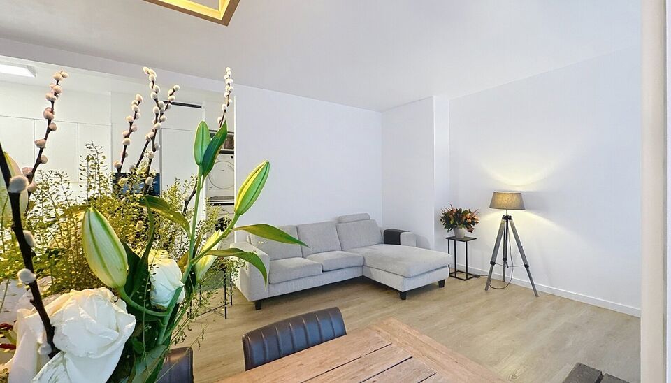 Ontdek dit prachtig gerenoveerde appartement op de eerste verdieping van een goed onderhouden gebouw vlakbij Wilrijk.
De ruime inkomhal biedt directe toegang tot alle vertrekken en creëert meteen een gevoel van ruimte en comfort.

Dankzij de hoekligging 