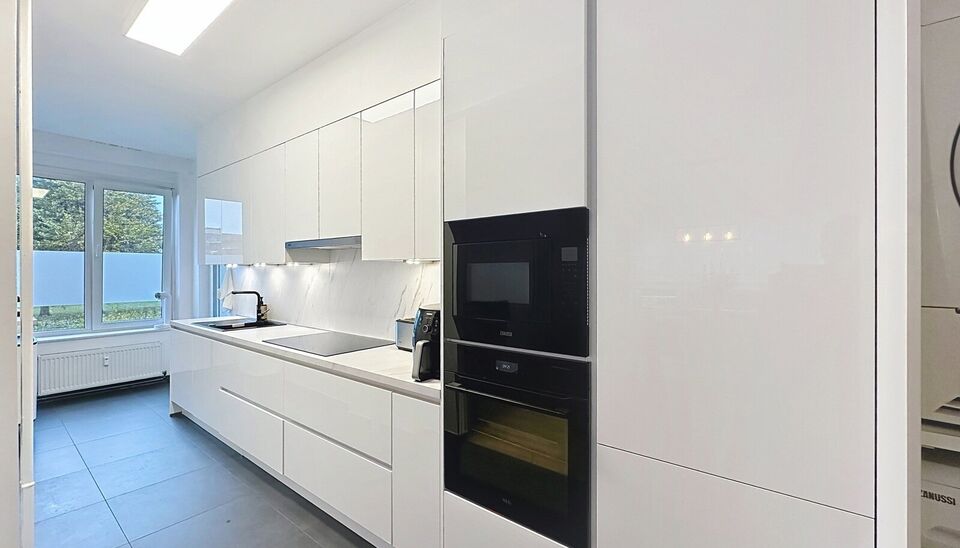 Ontdek dit prachtig gerenoveerde appartement op de eerste verdieping van een goed onderhouden gebouw vlakbij Wilrijk.
De ruime inkomhal biedt directe toegang tot alle vertrekken en creëert meteen een gevoel van ruimte en comfort.

Dankzij de hoekligging 