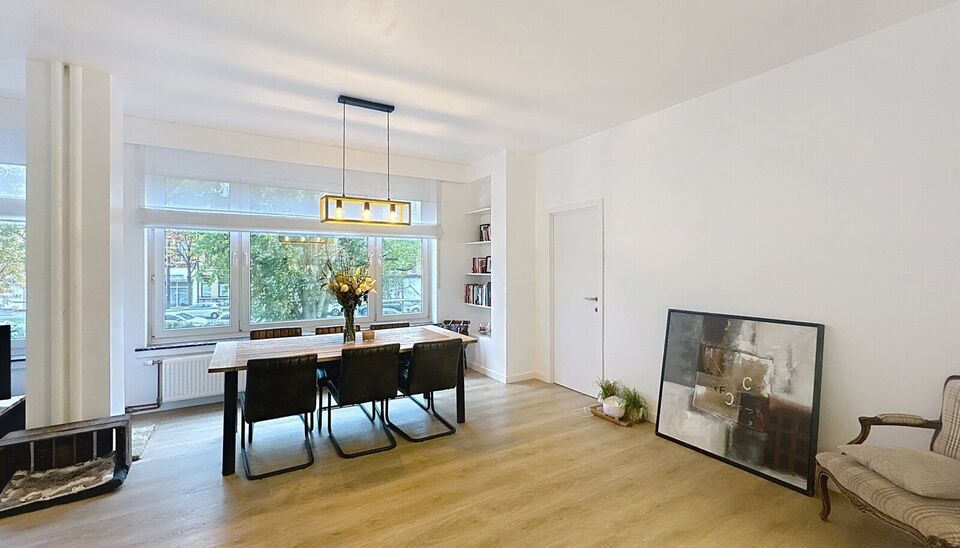 Ontdek dit prachtig gerenoveerde appartement op de eerste verdieping van een goed onderhouden gebouw vlakbij Wilrijk.
De ruime inkomhal biedt directe toegang tot alle vertrekken en creëert meteen een gevoel van ruimte en comfort.

Dankzij de hoekligging 