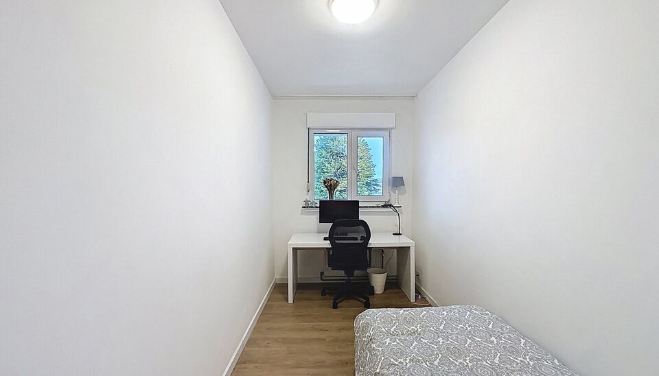 Ontdek dit prachtig gerenoveerde appartement op de eerste verdieping van een goed onderhouden gebouw vlakbij Wilrijk.
De ruime inkomhal biedt directe toegang tot alle vertrekken en creëert meteen een gevoel van ruimte en comfort.

Dankzij de hoekligging 