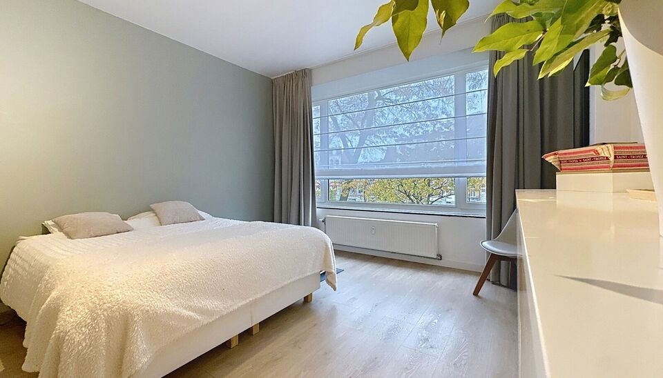 Ontdek dit prachtig gerenoveerde appartement op de eerste verdieping van een goed onderhouden gebouw vlakbij Wilrijk.
De ruime inkomhal biedt directe toegang tot alle vertrekken en creëert meteen een gevoel van ruimte en comfort.

Dankzij de hoekligging 