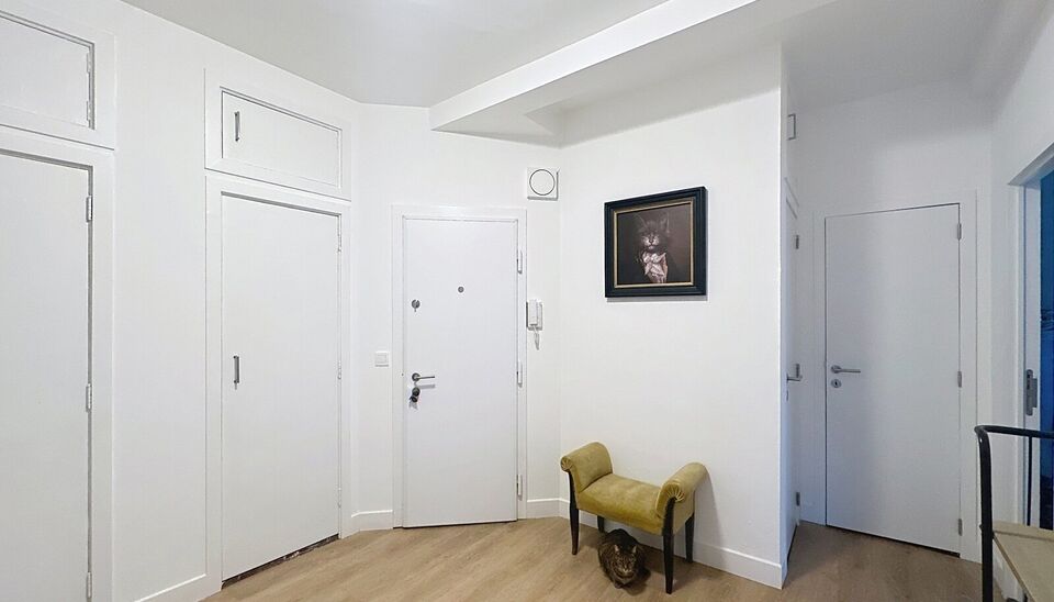 Ontdek dit prachtig gerenoveerde appartement op de eerste verdieping van een goed onderhouden gebouw vlakbij Wilrijk.
De ruime inkomhal biedt directe toegang tot alle vertrekken en creëert meteen een gevoel van ruimte en comfort.

Dankzij de hoekligging 