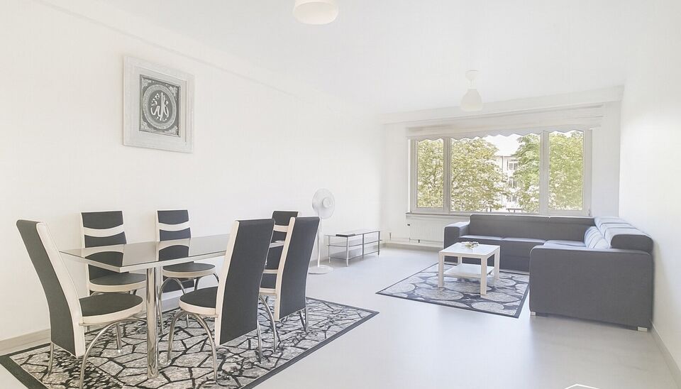 Dit appartement is ideaal gelegen aan de statige Jan Van Rijswijcklaan, één van de belangrijkste invalswegen tot het stadscentrum vanuit het zuiden. U betreedt het appartement vanuit de inkomhal (ca.12m²)  op tegelvloer, voorzien van maar liefst 3 berg