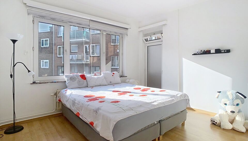 Dit appartement is ideaal gelegen aan de statige Jan Van Rijswijcklaan, één van de belangrijkste invalswegen tot het stadscentrum vanuit het zuiden. U betreedt het appartement vanuit de inkomhal (ca.12m²)  op tegelvloer, voorzien van maar liefst 3 berg