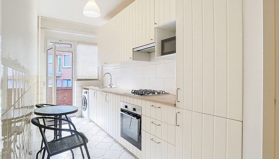 Dit appartement is ideaal gelegen aan de statige Jan Van Rijswijcklaan, één van de belangrijkste invalswegen tot het stadscentrum vanuit het zuiden. U betreedt het appartement vanuit de inkomhal (ca.12m²)  op tegelvloer, voorzien van maar liefst 3 berg