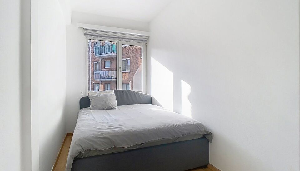 Dit appartement is ideaal gelegen aan de statige Jan Van Rijswijcklaan, één van de belangrijkste invalswegen tot het stadscentrum vanuit het zuiden. U betreedt het appartement vanuit de inkomhal (ca.12m²)  op tegelvloer, voorzien van maar liefst 3 berg