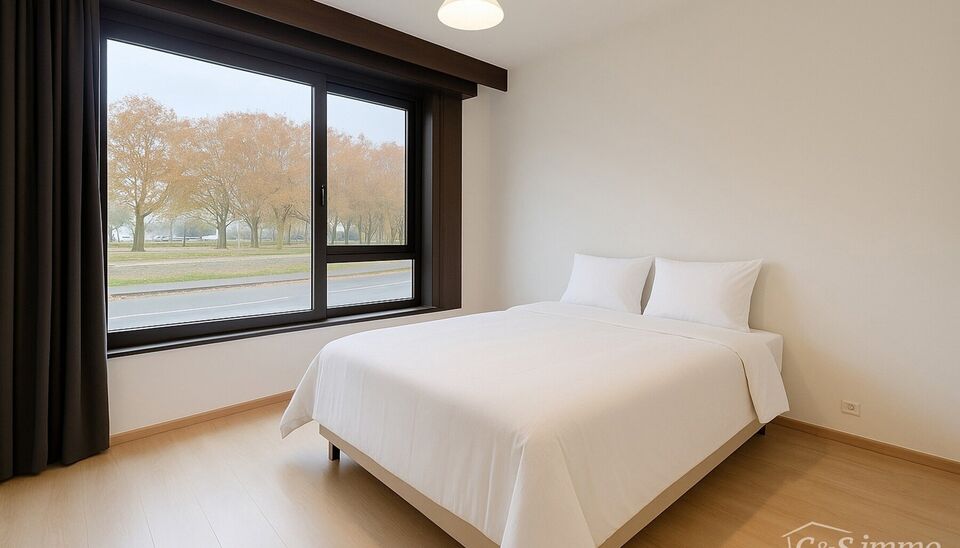 Dit hoekappartement op de eerste verdieping bevindt zich in een goed onderhouden gebouw op het Frederik Van Eedenplein te Linkeroever, een toplocatie vlak bij winkels, scholen, sportaccommodaties en openbaar vervoer. Bovendien ligt het pand aan een gezell