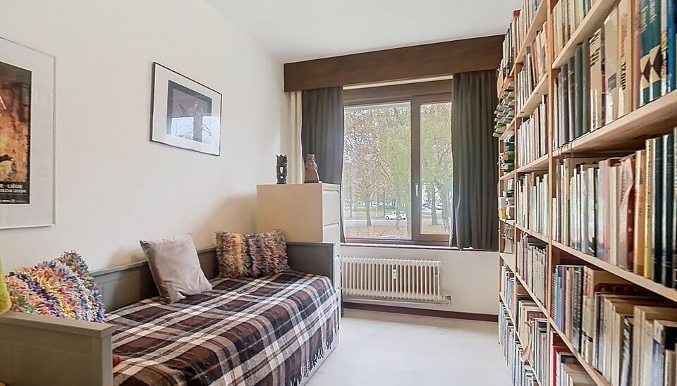 Dit hoekappartement op de eerste verdieping bevindt zich in een goed onderhouden gebouw op het Frederik Van Eedenplein te Linkeroever, een toplocatie vlak bij winkels, scholen, sportaccommodaties en openbaar vervoer. Bovendien ligt het pand aan een gezell