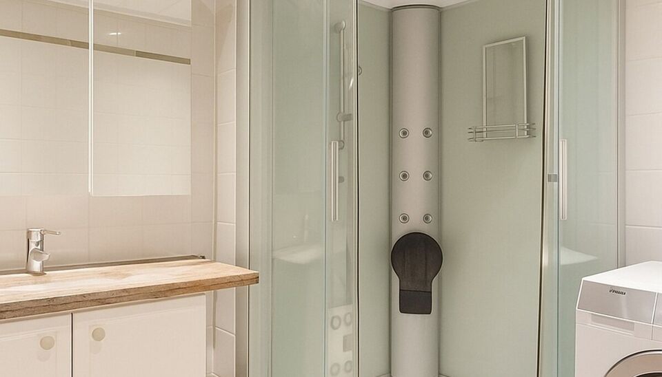 Dit hoekappartement op de eerste verdieping bevindt zich in een goed onderhouden gebouw op het Frederik Van Eedenplein te Linkeroever, een toplocatie vlak bij winkels, scholen, sportaccommodaties en openbaar vervoer. Bovendien ligt het pand aan een gezell