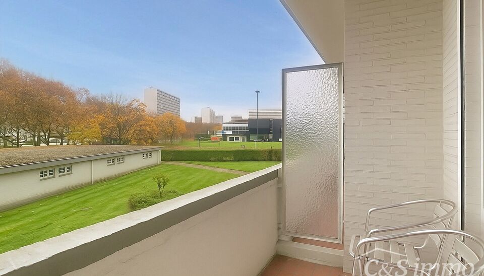 Dit hoekappartement op de eerste verdieping bevindt zich in een goed onderhouden gebouw op het Frederik Van Eedenplein te Linkeroever, een toplocatie vlak bij winkels, scholen, sportaccommodaties en openbaar vervoer. Bovendien ligt het pand aan een gezell