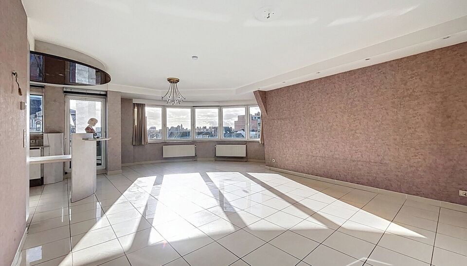 Dit unieke hoekappartement met een riant dakterras op de zesde verdieping biedt een uitzonderlijke ligging recht tegenover het oude justitiepaleis, op wandelafstand van zowel het centrum van Antwerpen als het Zuid. Dankzij de directe verbinding met de Ant