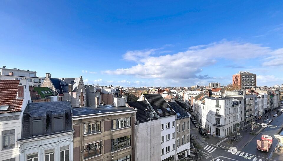 Dit unieke hoekappartement met een riant dakterras op de zesde verdieping biedt een uitzonderlijke ligging recht tegenover het oude justitiepaleis, op wandelafstand van zowel het centrum van Antwerpen als het Zuid. Dankzij de directe verbinding met de Ant