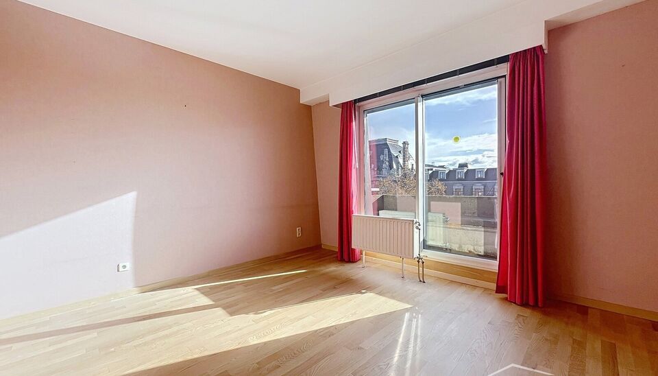 Dit unieke hoekappartement met een riant dakterras op de zesde verdieping biedt een uitzonderlijke ligging recht tegenover het oude justitiepaleis, op wandelafstand van zowel het centrum van Antwerpen als het Zuid. Dankzij de directe verbinding met de Ant