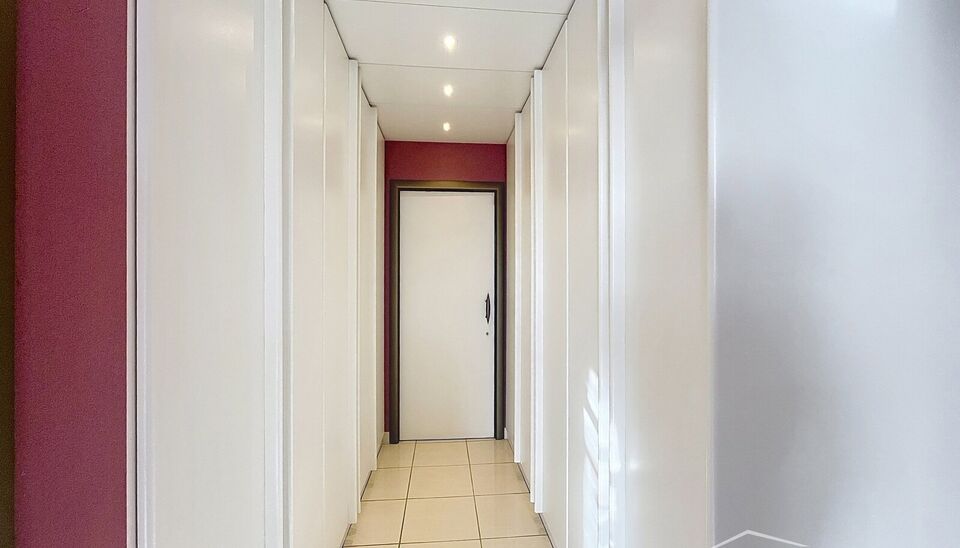 Dit unieke hoekappartement met een riant dakterras op de zesde verdieping biedt een uitzonderlijke ligging recht tegenover het oude justitiepaleis, op wandelafstand van zowel het centrum van Antwerpen als het Zuid. Dankzij de directe verbinding met de Ant