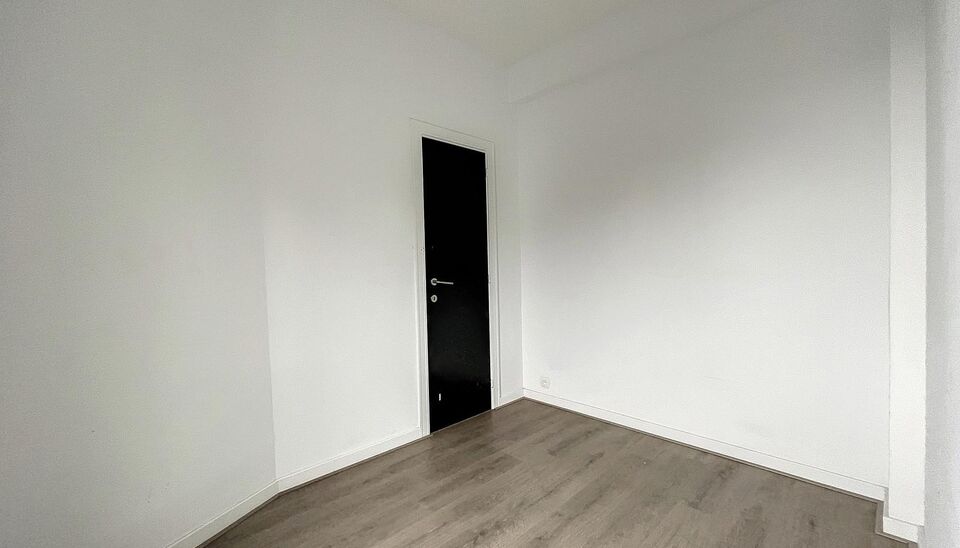 In één van de charmantste straatjes van de oude binnenstad vind je dit gerenoveerde appartement op de vierde verdieping van een kleinschalig gebouw. Je komt binnen via de inkomhal, waarna de lichte woonkamer (ca. 31 m²) meteen opvalt door het open zich