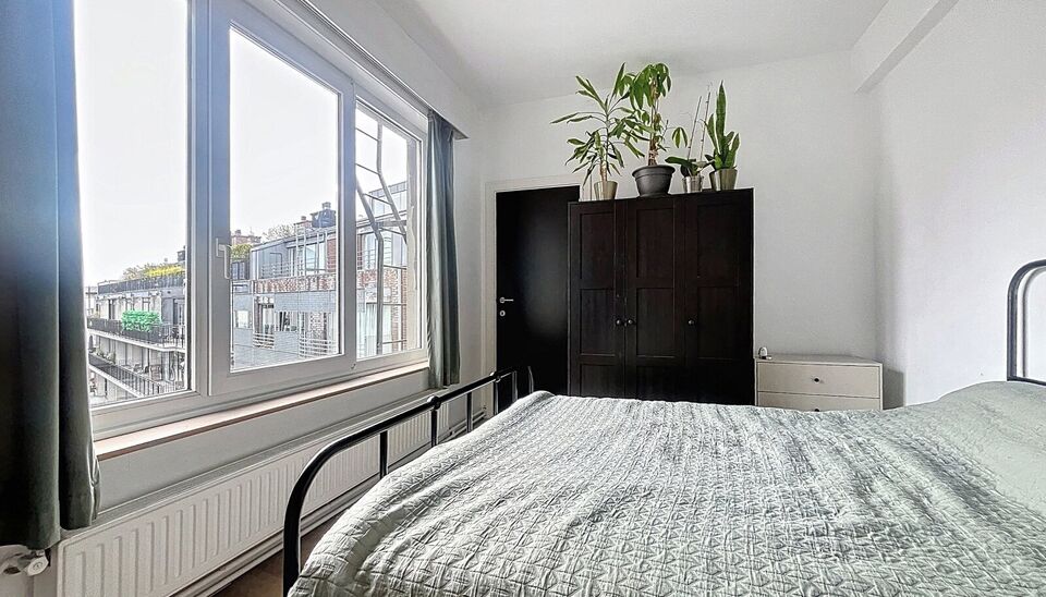 In één van de charmantste straatjes van de oude binnenstad vind je dit gerenoveerde appartement op de vierde verdieping van een kleinschalig gebouw. Je komt binnen via de inkomhal, waarna de lichte woonkamer (ca. 31 m²) meteen opvalt door het open zich