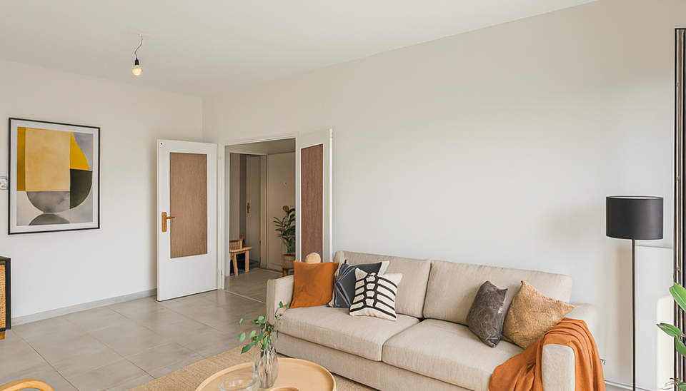 Op wandelafstand van het groene Park Spoor Noord bevindt zich dit recent gerenoveerde dakappartement.
Bij het binnenkomen tref je een inkomhal met ingebouwde kasten en aansluiting voor een wasmachine. De lichtrijke woonkamer (ca. 25 m²) met tegelvloer be