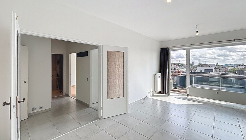 Op wandelafstand van het groene Park Spoor Noord bevindt zich dit recent gerenoveerde dakappartement.
Bij het binnenkomen tref je een inkomhal met ingebouwde kasten en aansluiting voor een wasmachine. De lichtrijke woonkamer (ca. 25 m²) met tegelvloer be