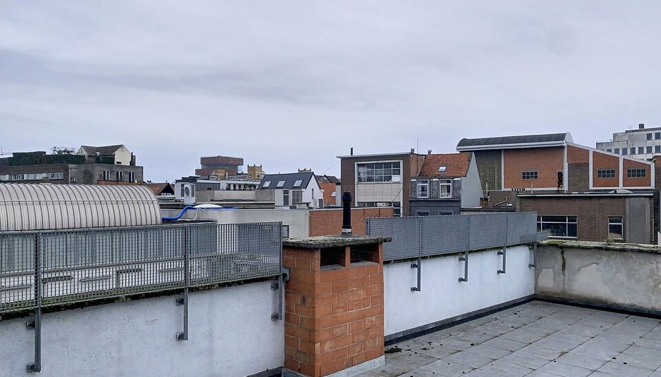 Instapklaar hoekappartement met zonne dakterras op toplocatie aan UA. Ideaal voor starters of investeerders
In dit verzorgde gebouw, aan de rustige achterzijde op de eerste verdieping, bevindt zich dit charmante hoekappartement.
Via de beveiligde inkomdeu