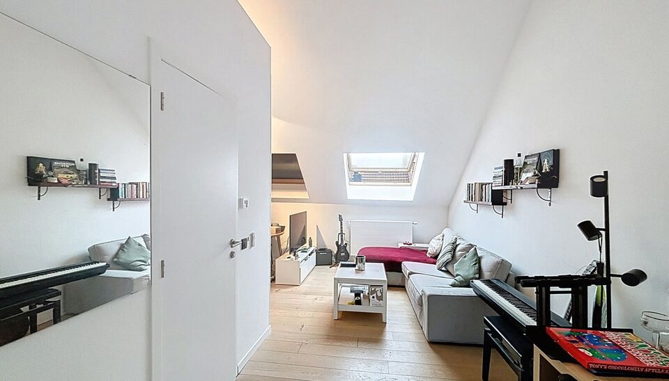 Ontdek dit verzorgd &eacute;&eacute;n slaapkamer dakappartement, ideaal voor de investeerder/eindgebruiker. Het appartement is voorzien van verschillende praktische upgrades, waaronder vernieuwde ramen met dubbel glas, elektrische rolluiken en kwalitatieve afwerkinge