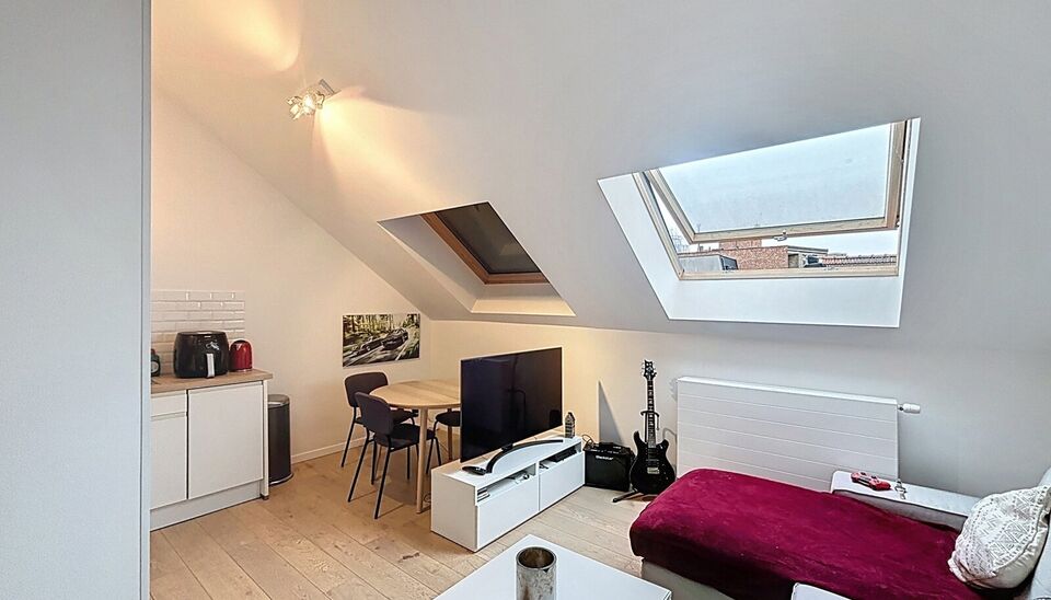 Ontdek dit verzorgd &eacute;&eacute;n slaapkamer dakappartement, ideaal voor de investeerder/eindgebruiker. Het appartement is voorzien van verschillende praktische upgrades, waaronder vernieuwde ramen met dubbel glas, elektrische rolluiken en kwalitatieve afwerkinge