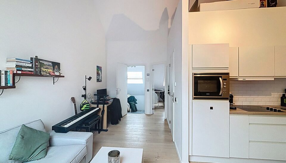 Ontdek dit verzorgd &eacute;&eacute;n slaapkamer dakappartement, ideaal voor de investeerder/eindgebruiker. Het appartement is voorzien van verschillende praktische upgrades, waaronder vernieuwde ramen met dubbel glas, elektrische rolluiken en kwalitatieve afwerkinge