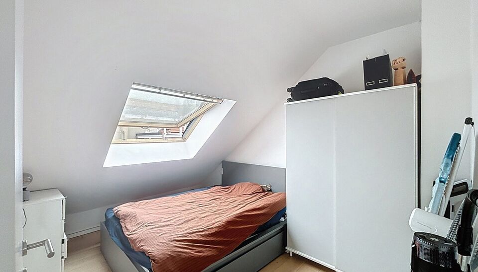 Ontdek dit verzorgd &eacute;&eacute;n slaapkamer dakappartement, ideaal voor de investeerder/eindgebruiker. Het appartement is voorzien van verschillende praktische upgrades, waaronder vernieuwde ramen met dubbel glas, elektrische rolluiken en kwalitatieve afwerkinge