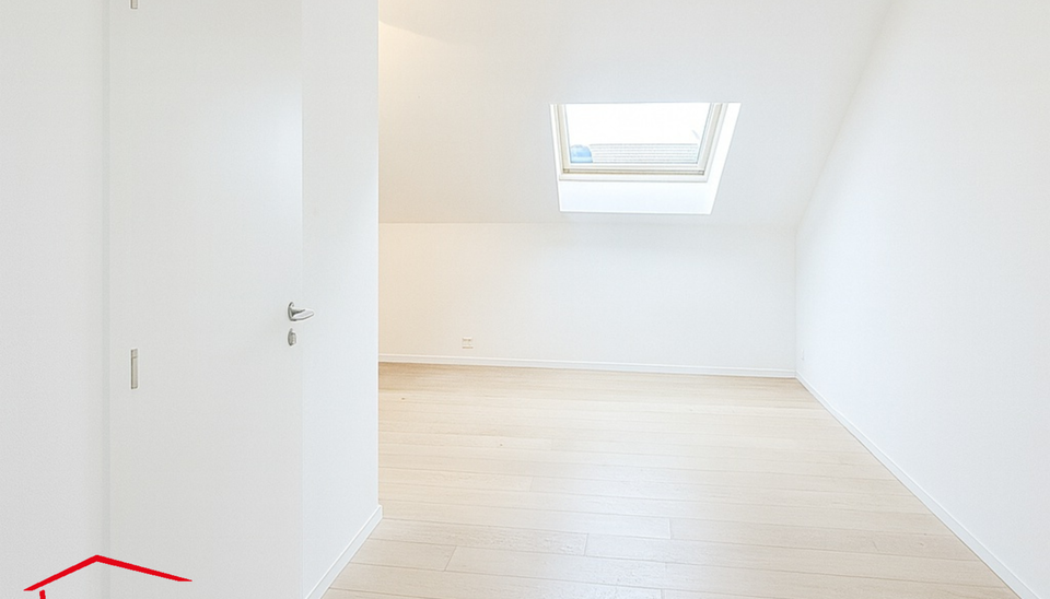 Ontdek dit verzorgd &eacute;&eacute;n slaapkamer dakappartement, ideaal voor de investeerder/eindgebruiker. Het appartement is voorzien van verschillende praktische upgrades, waaronder vernieuwde ramen met dubbel glas, elektrische rolluiken en kwalitatieve afwerkinge