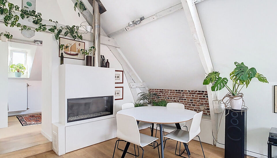 In een voormalige neoclassicistische burgerwoning, volledig gerenoveerd en omgevormd tot een kleinschalig appartementsgebouw met EPC-label B, vind je dit stijlvolle appartement van 60 m&sup2;. Instapklaar wonen in het hart van Antwerpen!

Het appartement bevi