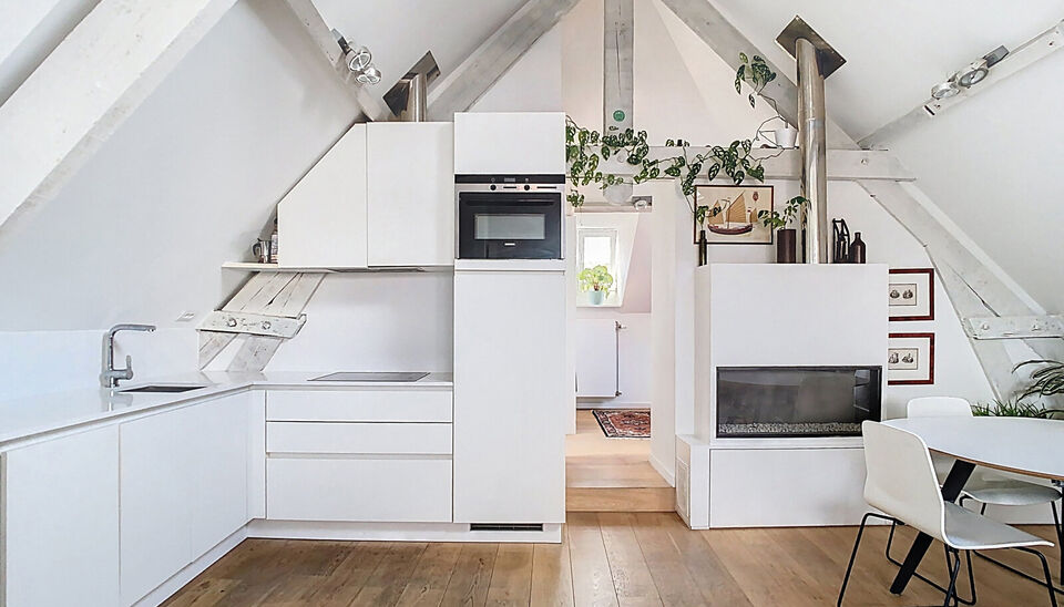 In een voormalige neoclassicistische burgerwoning, volledig gerenoveerd en omgevormd tot een kleinschalig appartementsgebouw met EPC-label B, vind je dit stijlvolle appartement van 60 m&sup2;. Instapklaar wonen in het hart van Antwerpen!

Het appartement bevi