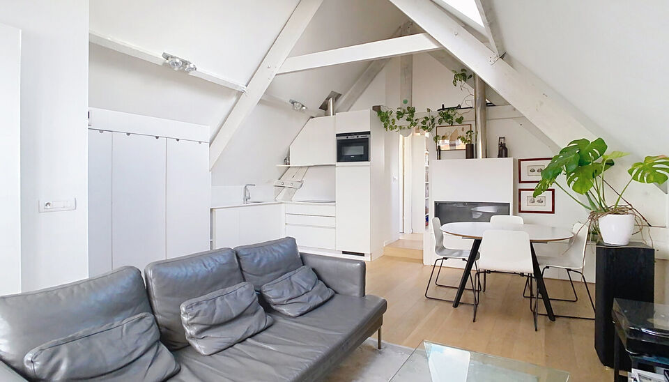 In een voormalige neoclassicistische burgerwoning, volledig gerenoveerd en omgevormd tot een kleinschalig appartementsgebouw met EPC-label B, vind je dit stijlvolle appartement van 60 m&sup2;. Instapklaar wonen in het hart van Antwerpen!

Het appartement bevi