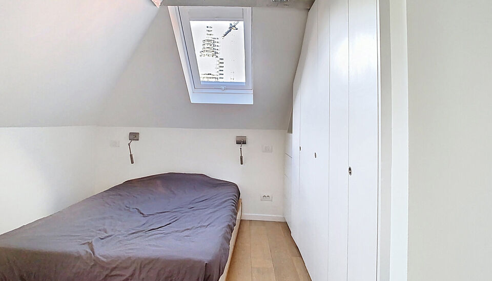 In een voormalige neoclassicistische burgerwoning, volledig gerenoveerd en omgevormd tot een kleinschalig appartementsgebouw met EPC-label B, vind je dit stijlvolle appartement van 60 m&sup2;. Instapklaar wonen in het hart van Antwerpen!

Het appartement bevi