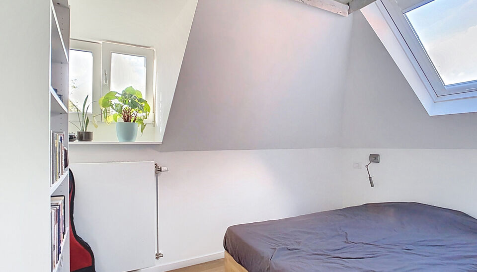 In een voormalige neoclassicistische burgerwoning, volledig gerenoveerd en omgevormd tot een kleinschalig appartementsgebouw met EPC-label B, vind je dit stijlvolle appartement van 60 m&sup2;. Instapklaar wonen in het hart van Antwerpen!

Het appartement bevi