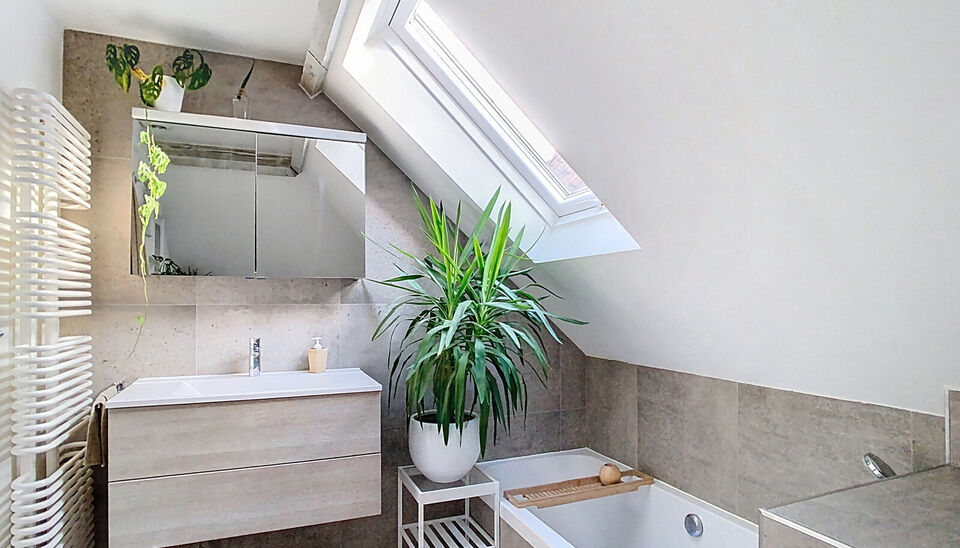 In een voormalige neoclassicistische burgerwoning, volledig gerenoveerd en omgevormd tot een kleinschalig appartementsgebouw met EPC-label B, vind je dit stijlvolle appartement van 60 m&sup2;. Instapklaar wonen in het hart van Antwerpen!

Het appartement bevi