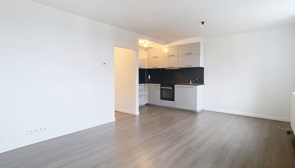 Op slechts 2 minuten wandelen van het park Spoor Noord bevindt zich dit verzorgde dakappartement.
Via de inkomhal (ca. 4 m&sup2;) betreedt u het appartement. Aan de straatzijde ligt de lichtrijke woonkamer (ca. 28 m&sup2;) met open, ingerichte keuken, uitgerust m