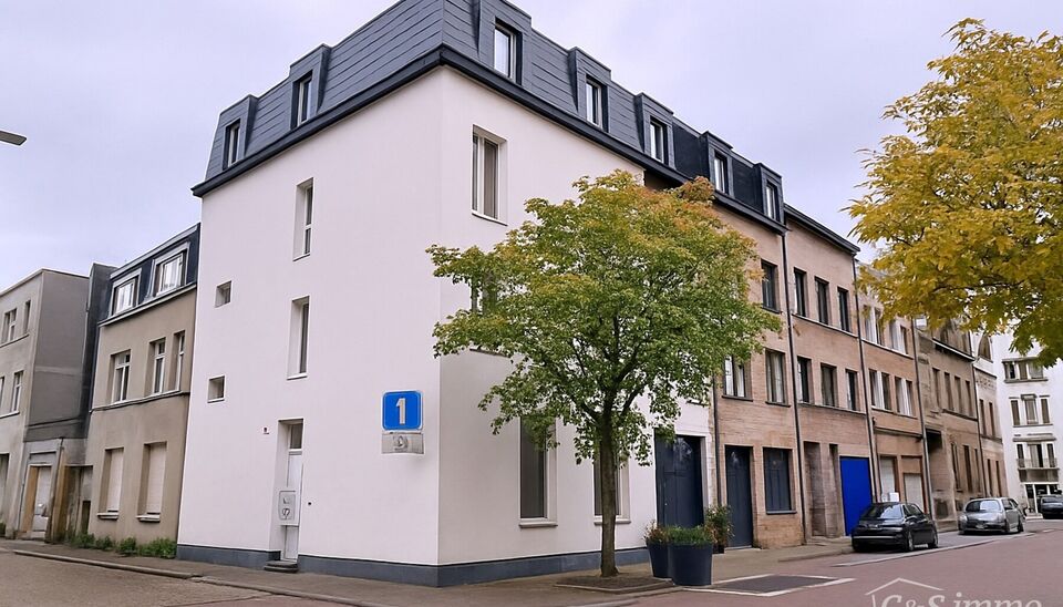 Op slechts 2 minuten wandelen van het park Spoor Noord bevindt zich dit verzorgde dakappartement.
Via de inkomhal (ca. 4 m&sup2;) betreedt u het appartement. Aan de straatzijde ligt de lichtrijke woonkamer (ca. 28 m&sup2;) met open, ingerichte keuken, uitgerust m