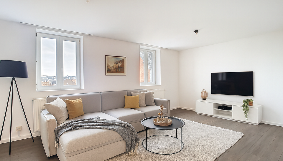 Op slechts 2 minuten wandelen van het park Spoor Noord bevindt zich dit verzorgde dakappartement.
Via de inkomhal (ca. 4 m&sup2;) betreedt u het appartement. Aan de straatzijde ligt de lichtrijke woonkamer (ca. 28 m&sup2;) met open, ingerichte keuken, uitgerust m