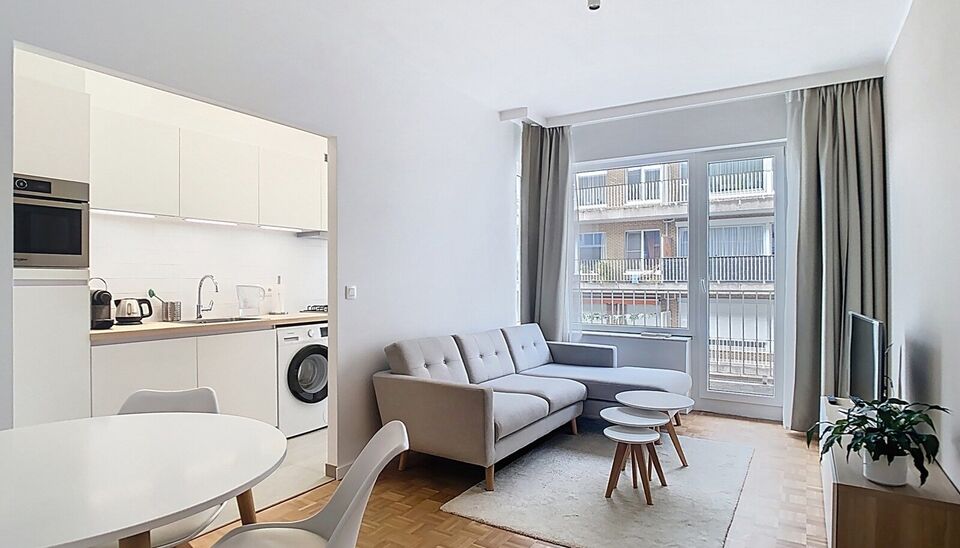 Dit gerenoveerd 1-slaapkamer appartement bevindt zich in een goed onderhouden gebouw. vlakbij Park Spoor Noord. Via de inkomhal betreedt u de lichtrijke woonkamer (ca.17m&sup2;) aan de achterzijde gelegen. De keuken (ca.7m&sup2;) bevindt zich aansluitend en is vo