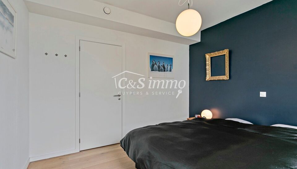 Dit instapklaar appartement (ca.94 m&sup2; ) bevindt zich op de 12e verdieping met waterzicht, op het bruisende Eilandje aan de Montevideo en op fietsafstand van het centrum. Inkomhal met toegang tot berging en apart toilet met handenwasser. Ruime woon- en ee