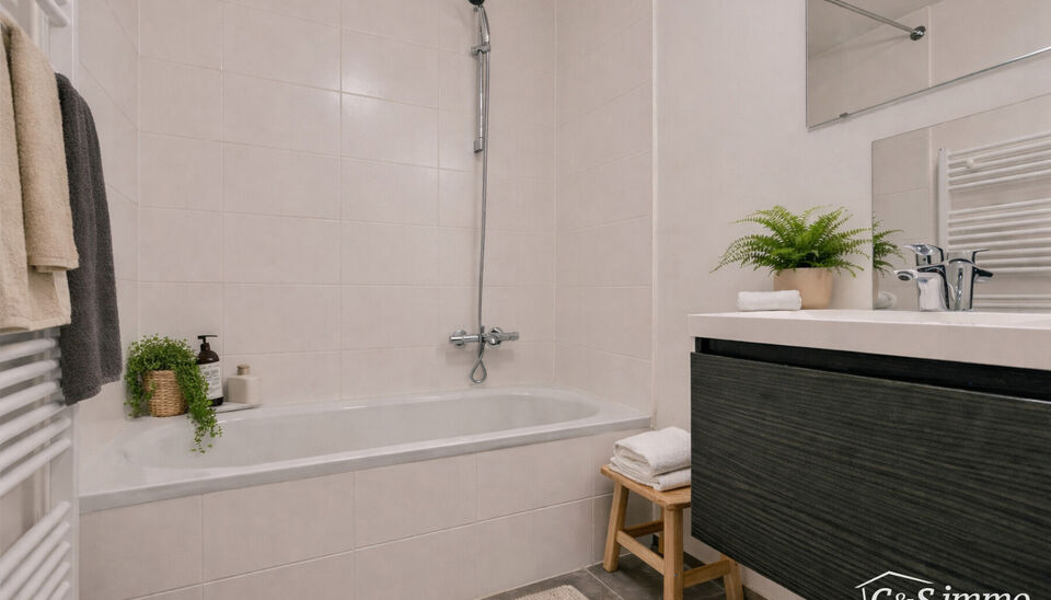 Dit instapklaar appartement (ca.94 m&sup2; ) bevindt zich op de 12e verdieping met waterzicht, op het bruisende Eilandje aan de Montevideo en op fietsafstand van het centrum. Inkomhal met toegang tot berging en apart toilet met handenwasser. Ruime woon- en ee