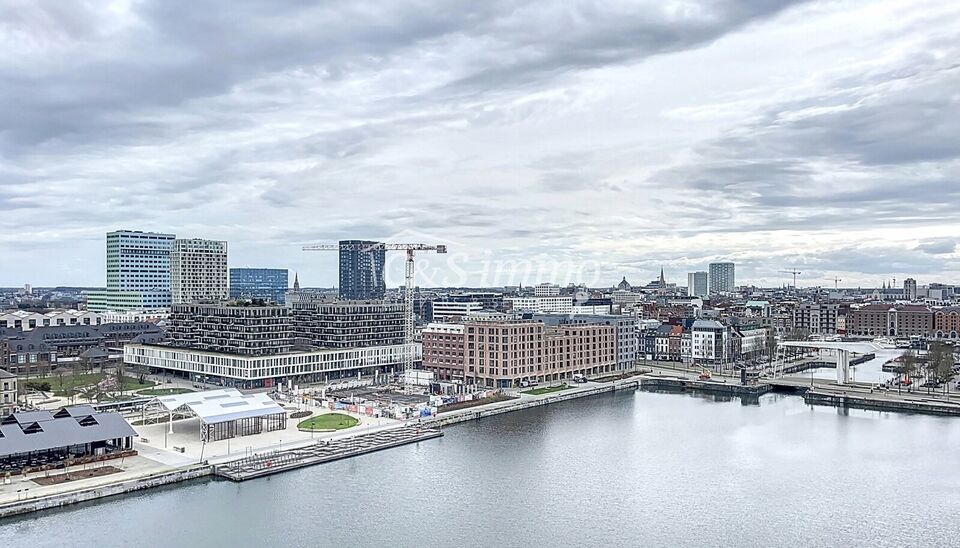 Dit instapklaar appartement (ca.94 m&sup2; ) bevindt zich op de 12e verdieping met waterzicht, op het bruisende Eilandje aan de Montevideo en op fietsafstand van het centrum. Inkomhal met toegang tot berging en apart toilet met handenwasser. Ruime woon- en ee