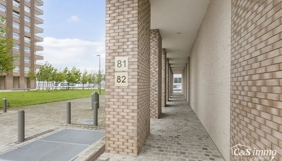 Dit instapklaar appartement (ca.94 m&sup2; ) bevindt zich op de 12e verdieping met waterzicht, op het bruisende Eilandje aan de Montevideo en op fietsafstand van het centrum. Inkomhal met toegang tot berging en apart toilet met handenwasser. Ruime woon- en ee