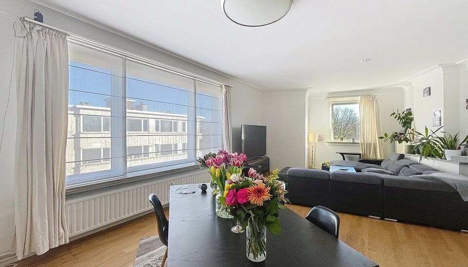 Gelegen op de derde verdieping van een karaktervol vintagegebouw bevindt zich dit aangename appartement van ca. 107 m&sup2; met een ruim en zonnig terras van ca. 18 m&sup2;, in de gegeerde Expowijk. Via de inkomhal met afzonderlijk toilet en praktische berging be