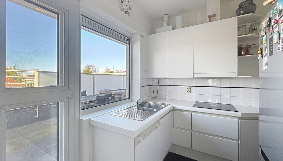 Gelegen op de derde verdieping van een karaktervol vintagegebouw bevindt zich dit aangename appartement van ca. 107 m&sup2; met een ruim en zonnig terras van ca. 18 m&sup2;, in de gegeerde Expowijk. Via de inkomhal met afzonderlijk toilet en praktische berging be