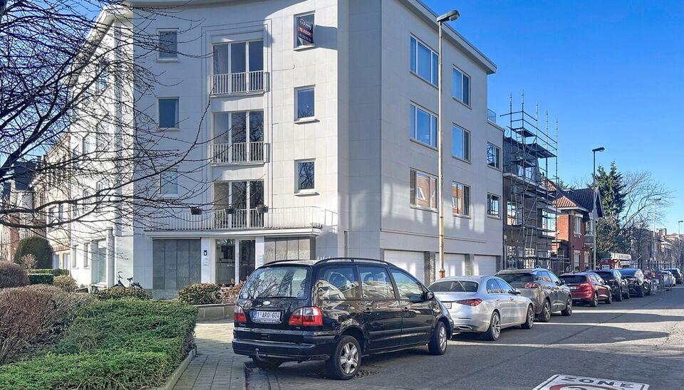 Gelegen op de derde verdieping van een karaktervol vintagegebouw bevindt zich dit aangename appartement van ca. 107 m&sup2; met een ruim en zonnig terras van ca. 18 m&sup2;, in de gegeerde Expowijk. Via de inkomhal met afzonderlijk toilet en praktische berging be