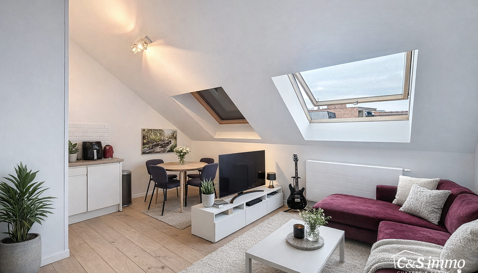 Ontdek dit verzorgd &eacute;&eacute;n slaapkamer dakappartement, ideaal voor de investeerder/eindgebruiker. Het appartement is voorzien van verschillende praktische upgrades, waaronder vernieuwde ramen met dubbel glas, elektrische rolluiken en kwalitatieve afwerkinge