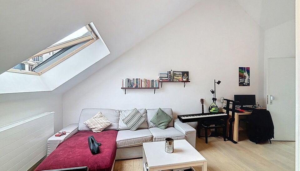 Ontdek dit verzorgd &eacute;&eacute;n slaapkamer dakappartement, ideaal voor de investeerder/eindgebruiker. Het appartement is voorzien van verschillende praktische upgrades, waaronder vernieuwde ramen met dubbel glas, elektrische rolluiken en kwalitatieve afwerkinge