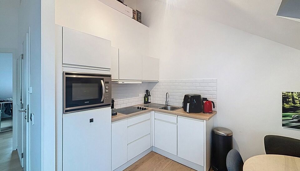 Ontdek dit verzorgd &eacute;&eacute;n slaapkamer dakappartement, ideaal voor de investeerder/eindgebruiker. Het appartement is voorzien van verschillende praktische upgrades, waaronder vernieuwde ramen met dubbel glas, elektrische rolluiken en kwalitatieve afwerkinge